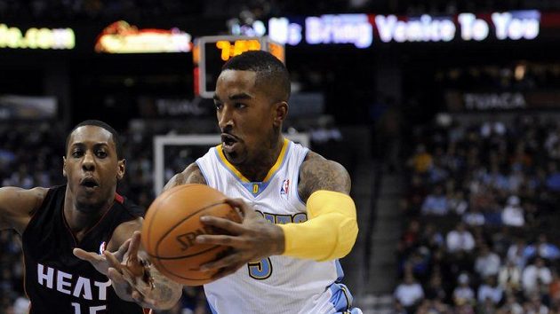 J:R: Smith z Denveru Nuggets se chystá k zakončení přes obránce Miami Heat Maria Chalmerse. J:R: Smith z Denveru Nuggets se chystá k zakončení přes obránce Miami Heat Maria Chalmerse.