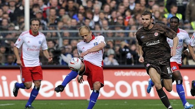 David Jarolím odkopává míč v utkání proti St. Pauli. David Jarolím odkopává míč v utkání proti St. Pauli.