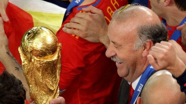 Španělský trenér Vicente Del Bosque se radoval s pohárem pro mistry světa. Teď přemýšlí, jak na Rosického a spol. Španělský trenér Vicente Del Bosque se radoval s pohárem pro mistry světa. Teď přemýšlí, jak na Rosického a spol.