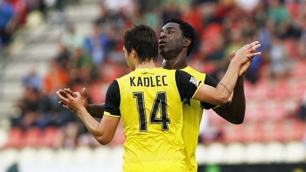 Sparťané Václav Kadlec a Bony Wilfried se radují z branky. Sparťané Václav Kadlec a Bony Wilfried se radují z branky.
