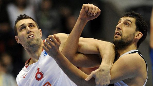 Nymburský Pavel Pumprla (vlevo). Nymburský Pavel Pumprla (vlevo).