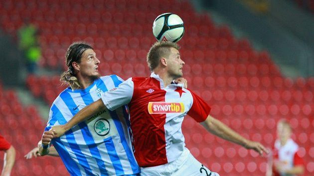 Adrian Rolko z Mladé Boleslavi (vlevo) bojuje o míč se slávistou Zbyňkem Pospěchem. Adrian Rolko z Mladé Boleslavi (vlevo) bojuje o míč se slávistou Zbyňkem Pospěchem.