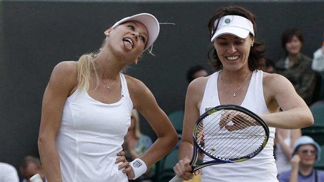 Ruska Anna Kurnikovová (vlevo) žertuje s Martinou Hingisovou během čtyřhry ve Wimbledonu. Ruska Anna Kurnikovová (vlevo) žertuje s Martinou Hingisovou během čtyřhry ve Wimbledonu.