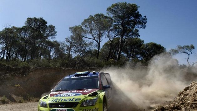Finský pilot Mikko Hirvonen se svým Ford Focus během Akropolis rallye Finský pilot Mikko Hirvonen se svým Ford Focus během Akropolis rallye
