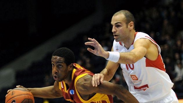 Afik Nissim z Nymburka (vpravo) brání Jerryho Johnsona z Galatasaray Istanbul. Afik Nissim z Nymburka (vpravo) brání Jerryho Johnsona z Galatasaray Istanbul.