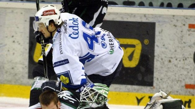 Plzeňský Jan Kovář při střetu s gólmanem Mladé Boleslavi Markem Schwarzem. Plzeňský Jan Kovář při střetu s gólmanem Mladé Boleslavi Markem Schwarzem.