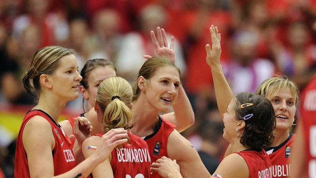 Radost českých basketbalistek. Radost českých basketbalistek.