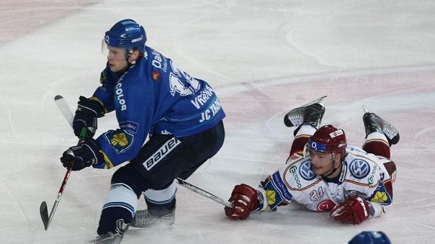 Vítkovického Petra Vránu (vlevo) se snaží zastavit sparťan Michal Gulaši. Vítkovického Petra Vránu (vlevo) se snaží zastavit sparťan Michal Gulaši.