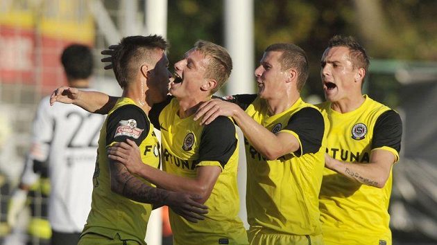 Sparťanští fotbalisté se radují z branky Václava Kadlece (vlevo) proti Příbrami. Sparťanští fotbalisté se radují z branky Václava Kadlece (vlevo) proti Příbrami.