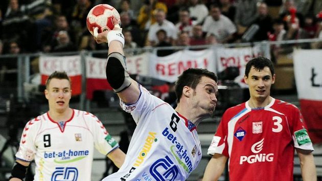 Český reprezentant v házené Václav Vraný střílí v utkání proti Polsku. Český reprezentant v házené Václav Vraný střílí v utkání proti Polsku.