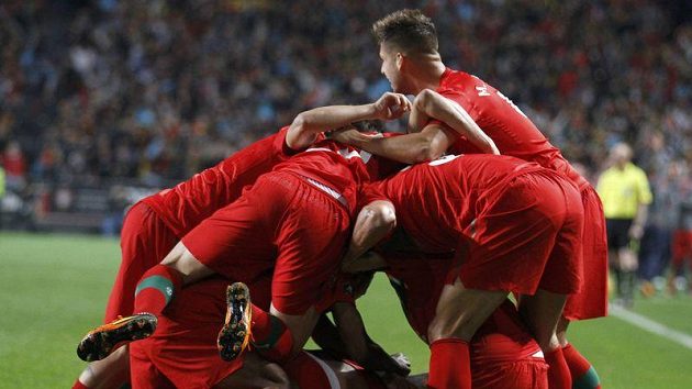 Fotbalisté Portugalska se radují z gólu do sítě Bosny a Hercegoviny v odvetě baráže o postup na EURO 2012. Fotbalisté Portugalska se radují z gólu do sítě Bosny a Hercegoviny v odvetě baráže o postup na EURO 2012.