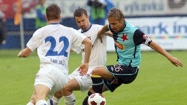 Zdeněk Šmejkal a Tomáš Frejlach z ostravského Baníku bojují s Jaroslavem Černým ze Slavie v utkání na Bazalech. Zdeněk Šmejkal a Tomáš Frejlach z ostravského Baníku bojují s Jaroslavem Černým ze Slavie v utkání na Bazalech.