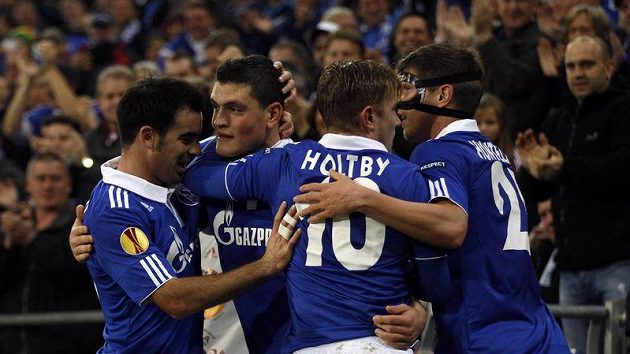 Fotbalisté Schalke se radují z branky Fotbalisté Schalke se radují z branky