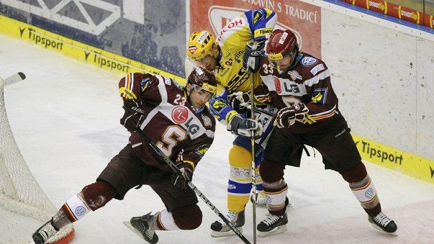 Zlínský útočník Bedřich Köhler (uprostřed), útočník Sparty Alex Foster (vlevo) a obránce Troy Milam. Zlínský útočník Bedřich Köhler (uprostřed), útočník Sparty Alex Foster (vlevo) a obránce Troy Milam.