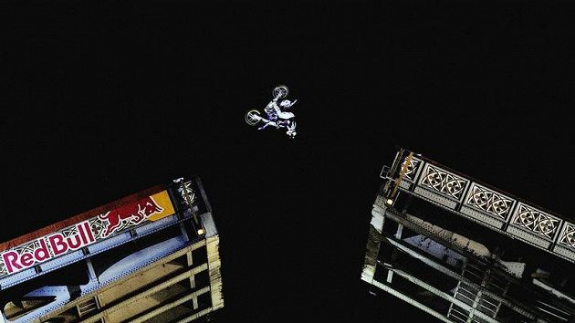 Robbie Maddison z Austrálie skáče na motocyklu přes Tower Bridge. Robbie Maddison z Austrálie skáče na motocyklu přes Tower Bridge.