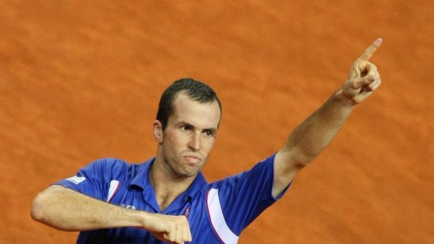 Radek Štěpánek se raduje po vítězství nad Chorvatem Ivem Karlovičem v semifinále Davis Cupu. Radek Štěpánek se raduje po vítězství nad Chorvatem Ivem Karlovičem v semifinále Davis Cupu.