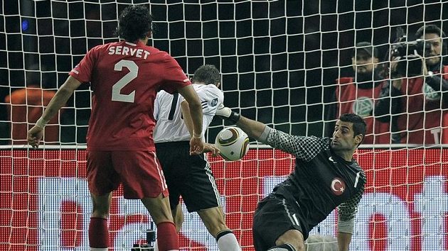Němec Miroslav Klose střílí první gól v zápase s Tureckem. Němec Miroslav Klose střílí první gól v zápase s Tureckem.