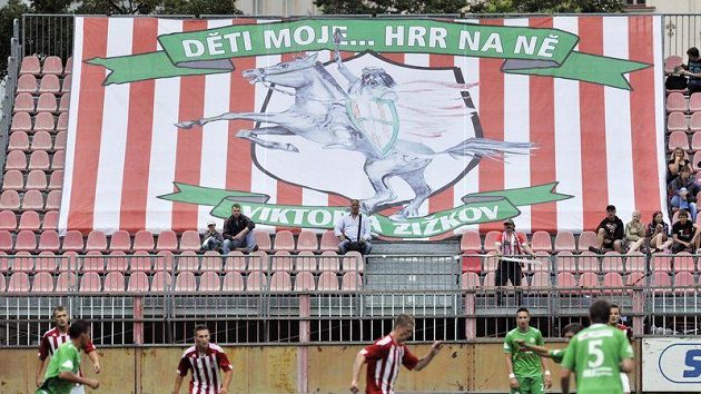 Fotbalisté Viktorie Žižkov si vychutnávali postup do první ligy závěrečným zápasem s Hlučínem. Fotbalisté Viktorie Žižkov si vychutnávali postup do první ligy závěrečným zápasem s Hlučínem.