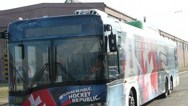 Podoba autobusu na hokejovém mistrovství světa na Slovensku, které proběhne příští rok v Bratislavě a Košicích. Podoba autobusu na hokejovém mistrovství světa na Slovensku, které proběhne příští rok v Bratislavě a Košicích.
