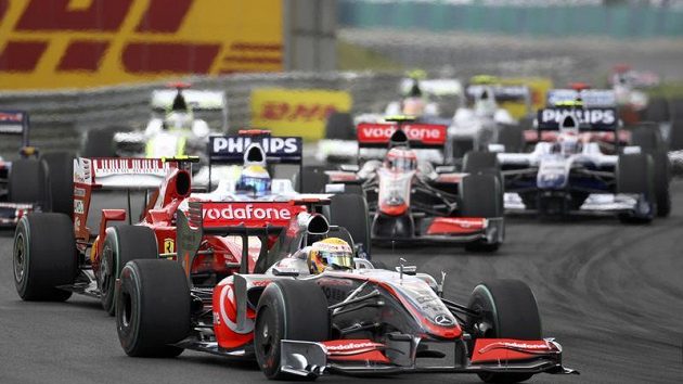 Lewis Hamilton v čele GP Maďarska Lewis Hamilton v čele GP Maďarska