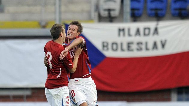 Čeští fotbalisté do 21 let Radim Řezník (vlevo) a Lukáš Mareček oslavují vstřelený gól. Čeští fotbalisté do 21 let Radim Řezník (vlevo) a Lukáš Mareček oslavují vstřelený gól.