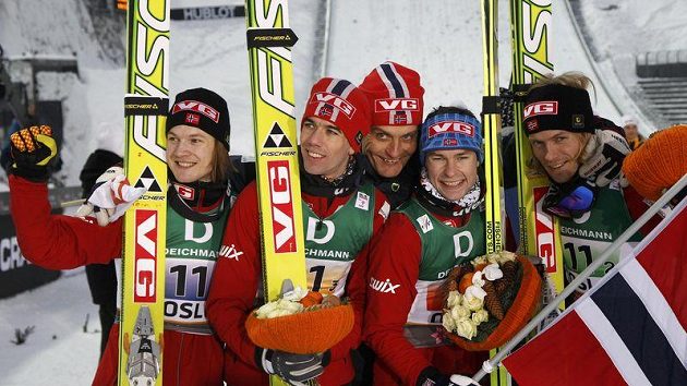 Norští skokané se radují ze stříbrné medaile v soutěži družstev na MS v Oslu. Tom Hilde, Anders Jacobsen, kouč Mika Kojonkoski, Bjoern Einar Romoeren a Anders Bardal pózují s norskou vlajkou. Norští skokané se radují ze stříbrné medaile v soutěži družstev na MS v Oslu. Tom Hilde, Anders Jacobsen, kouč Mika Kojonkoski, Bjoern Einar Romoeren a Anders Bardal pózují s norskou vlajkou.