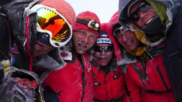 Radost na vrcholu Gasherbrumu I. Libor Uher (druhý zleva) a radek Jaroš spolu se zahraničními horolezci. Radost na vrcholu Gasherbrumu I. Libor Uher (druhý zleva) a radek Jaroš spolu se zahraničními horolezci.