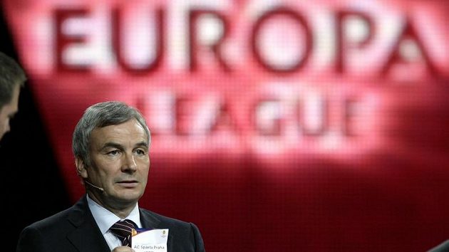 Generální sekretář UEFA David Taylor při losu základní skupiny premiérového ročníku Evropské ligy. Generální sekretář UEFA David Taylor při losu základní skupiny premiérového ročníku Evropské ligy.