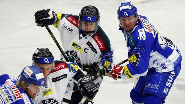 Brněnský Ivan Huml (v modrém) a Richard Král z Mladé Boleslavi Brněnský Ivan Huml (v modrém) a Richard Král z Mladé Boleslavi