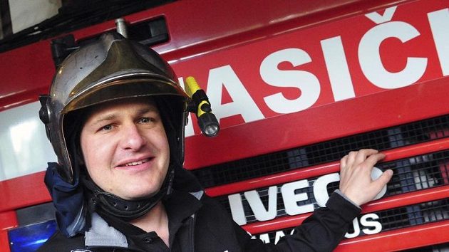 Tomáš Enge si před víkendovým závodem mistrovstvím světa vozů Grand Tourismo v Brně vyzkoušel haičskou výstroj. Tomáš Enge si před víkendovým závodem mistrovstvím světa vozů Grand Tourismo v Brně vyzkoušel haičskou výstroj.