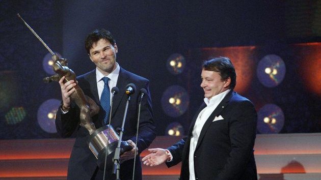 Jaromír Jágr už podesáté získal Zlatou hokejku. Cenu přebral od šéfa hokejového svazu Tomáše Krále. Jaromír Jágr už podesáté získal Zlatou hokejku. Cenu přebral od šéfa hokejového svazu Tomáše Krále.