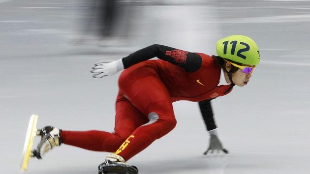 Čínská rychlobruslařka Wang Meng na olympijském oválu Čínská rychlobruslařka Wang Meng na olympijském oválu