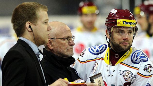 David Výborný (vpravo) přebírá ocenění za jubilejní 600. zápas David Výborný (vpravo) přebírá ocenění za jubilejní 600. zápas