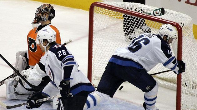 Andrew Ladd (vpravo) střílí vítězný gól Winnipegu. Na ledě Philadelphie právě padla sedmnáctá branka utkání. Andrew Ladd (vpravo) střílí vítězný gól Winnipegu. Na ledě Philadelphie právě padla sedmnáctá branka utkání.