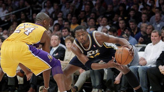 Ani megastar Lakers Kobe Bryant (vlevo) výhře Utahu nezabránil. Ani megastar Lakers Kobe Bryant (vlevo) výhře Utahu nezabránil.
