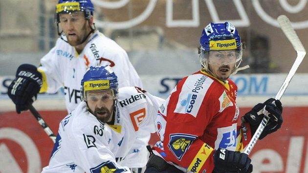 Jan Kolář z Pardubic před hráči Vítkovic Malíkem a Vosátkem (uprostřed) Jan Kolář z Pardubic před hráči Vítkovic Malíkem a Vosátkem (uprostřed)