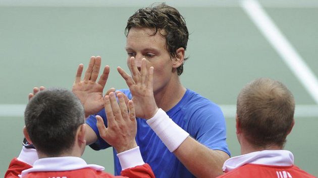 Tomáš Berdych přijímá gratulace od členů českého daviscupového týmu po vítězství nad Kazachem Kukuškinem. Tomáš Berdych přijímá gratulace od členů českého daviscupového týmu po vítězství nad Kazachem Kukuškinem.