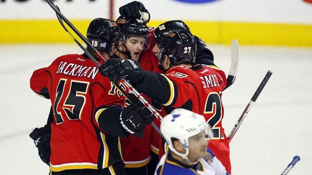 Roman Horák z Calgary (uprostřed) oslavuje se spoluhráči svůj gól proti St.Louis. Roman Horák z Calgary (uprostřed) oslavuje se spoluhráči svůj gól proti St.Louis.
