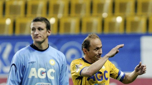 Kapitán Teplic Pavel Verbíř (vpravo) a brankář Tomáš Grigar po vítězství nad Slavií ve čtvrtfinále Ondrášovka Cupu. Kapitán Teplic Pavel Verbíř (vpravo) a brankář Tomáš Grigar po vítězství nad Slavií ve čtvrtfinále Ondrášovka Cupu.