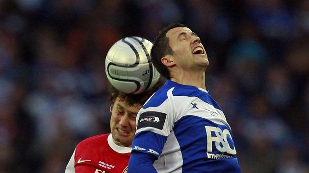Tomáš Rosický bojuje ve vzduchu o míč s birminghamským Barrym Fergusonem ve finále Ligového poháru. Tomáš Rosický bojuje ve vzduchu o míč s birminghamským Barrym Fergusonem ve finále Ligového poháru.