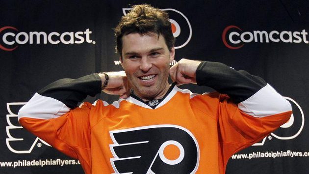 Jaromír Jágr si obléká dres Philadelphie. Jaromír Jágr si obléká dres Philadelphie.