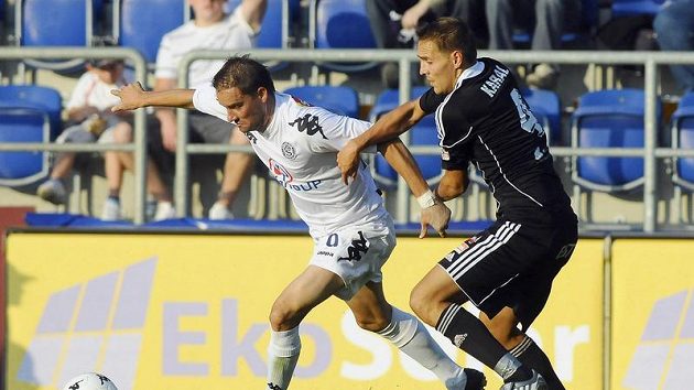 Petr Švancara ze Slovácka (vlevo) v souboji s Vlastimilem Karalem z Hradce. Petr Švancara ze Slovácka (vlevo) v souboji s Vlastimilem Karalem z Hradce.