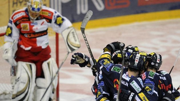 Hráči týmu Bílí Tygři Liberec se radují z druhého gólu, který vstřelili brankáři Slavie Slipčenkovi. Hráči týmu Bílí Tygři Liberec se radují z druhého gólu, který vstřelili brankáři Slavie Slipčenkovi.
