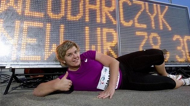 Anita Wlodarczyková pózuje u výsledkové tabule, na níž svítí světový rekord. Anita Wlodarczyková pózuje u výsledkové tabule, na níž svítí světový rekord.