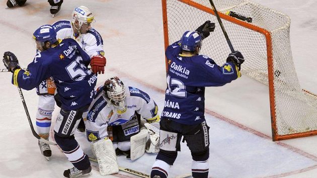 Vítkovický Petr Vrána (vpravo) se raduje z branky, kterou vstřelil pardubickému brankáři Martinu Růžičkovi. Vítkovický Petr Vrána (vpravo) se raduje z branky, kterou vstřelil pardubickému brankáři Martinu Růžičkovi.
