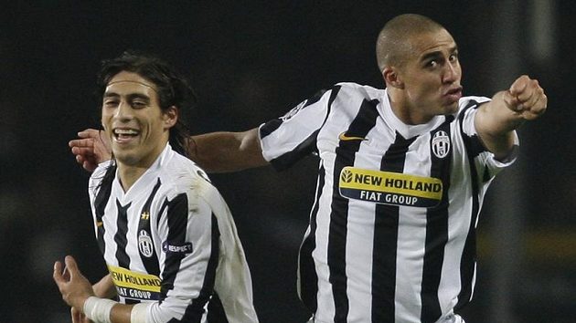 Útočník Juventusu David Trezegued (vpravo) se raduje se svým spoluhráčem Martinem Caceresem z branky do sítě Bayernu Mnichov. Útočník Juventusu David Trezegued (vpravo) se raduje se svým spoluhráčem Martinem Caceresem z branky do sítě Bayernu Mnichov.