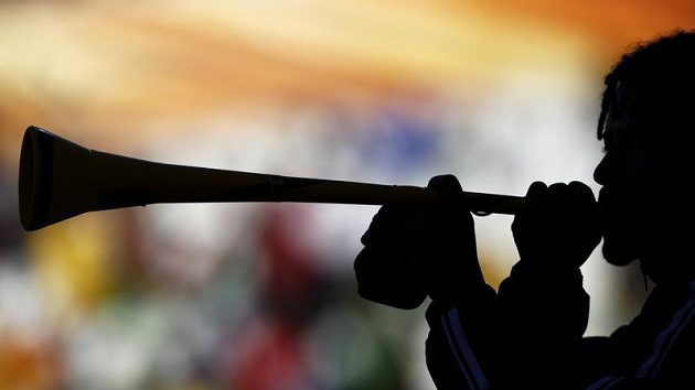 Prokletá trubka vuvuzela v ústech jihoafrického fanouška Prokletá trubka vuvuzela v ústech jihoafrického fanouška