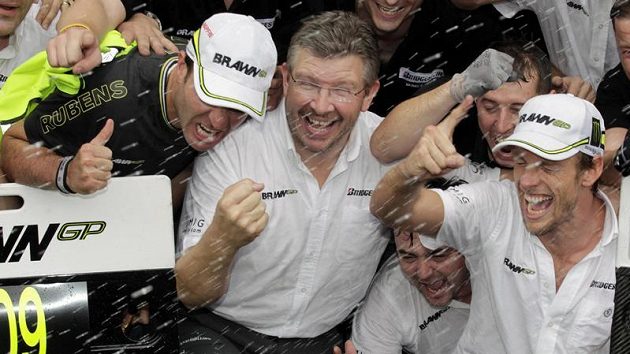 Rubens Barrichello (zleva), Ross Brawn a Jenson Button slaví spolu s týmem zisk titulu mistrů světa. Rubens Barrichello (zleva), Ross Brawn a Jenson Button slaví spolu s týmem zisk titulu mistrů světa.