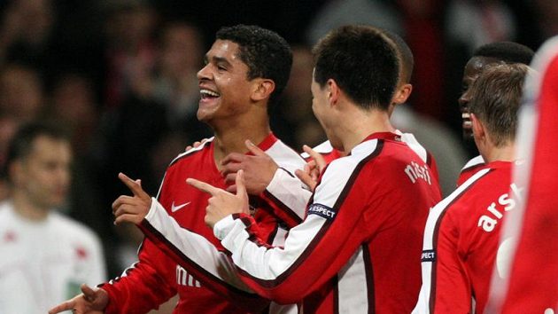Fotbalisté Arsenalu se radují z branky. Fotbalisté Arsenalu se radují z branky.