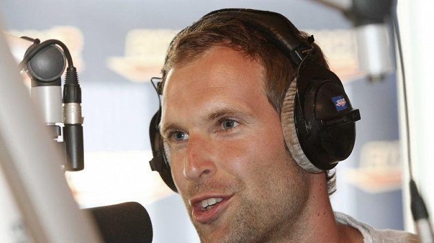 Brankář Petr Čech si doma pouští rachot bicích jen do sluchátek. Zatím... Brankář Petr Čech si doma pouští rachot bicích jen do sluchátek. Zatím...